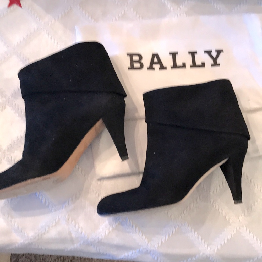 Bally bleach shade glove leather heeled boots with fold down collar.